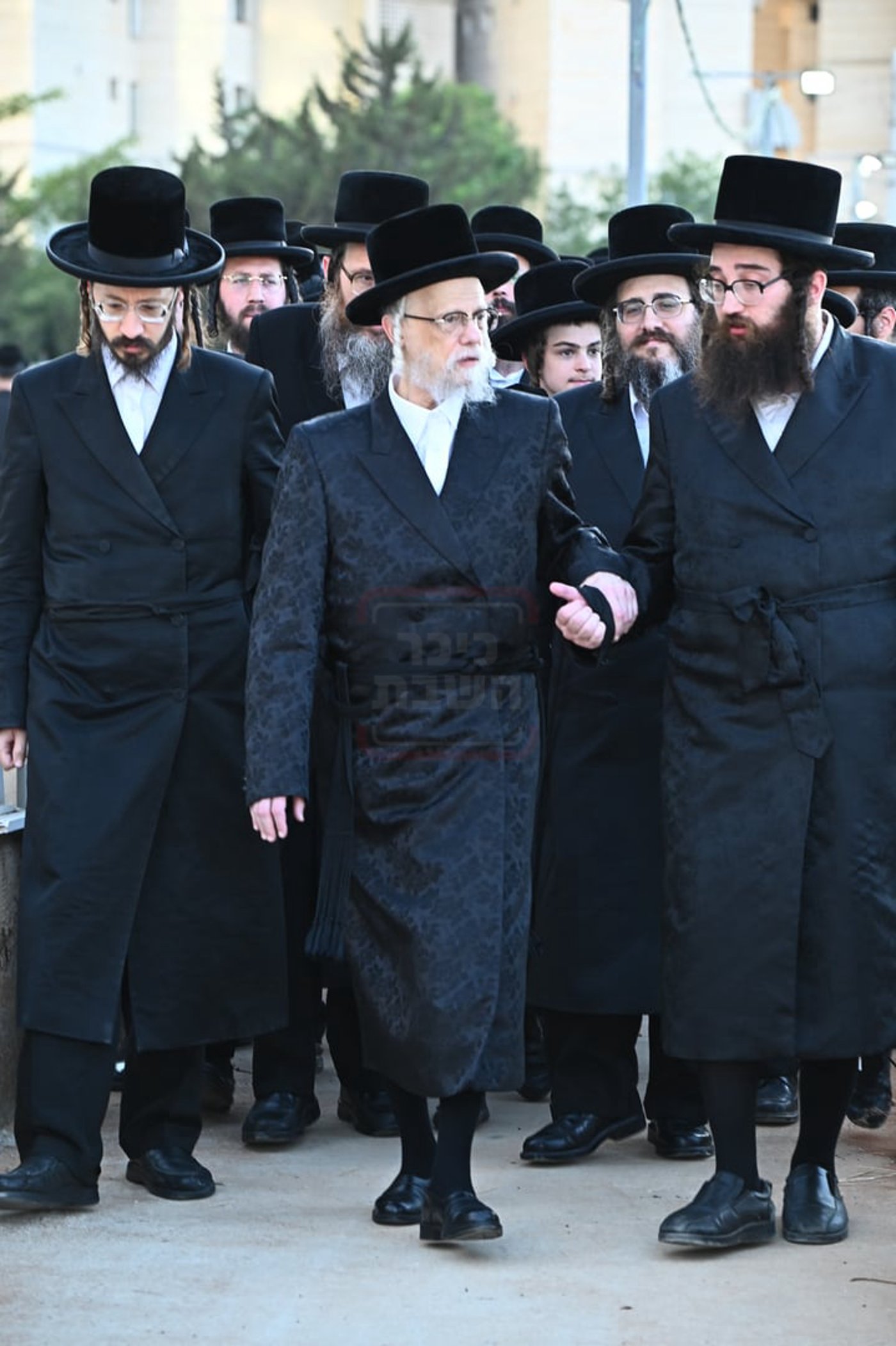 האדמו"ר מסערט ויז'ניץ בתפילה באוהל בית ויז'ניץ בבני ברק