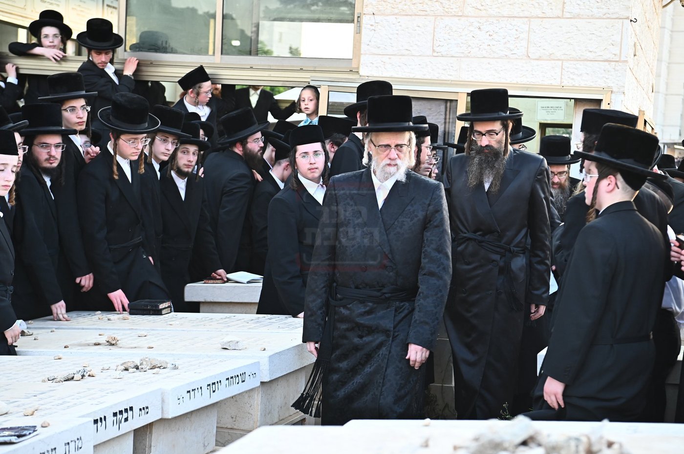 האדמו"ר מסערט ויז'ניץ בתפילה באוהל בית ויז'ניץ בבני ברק
