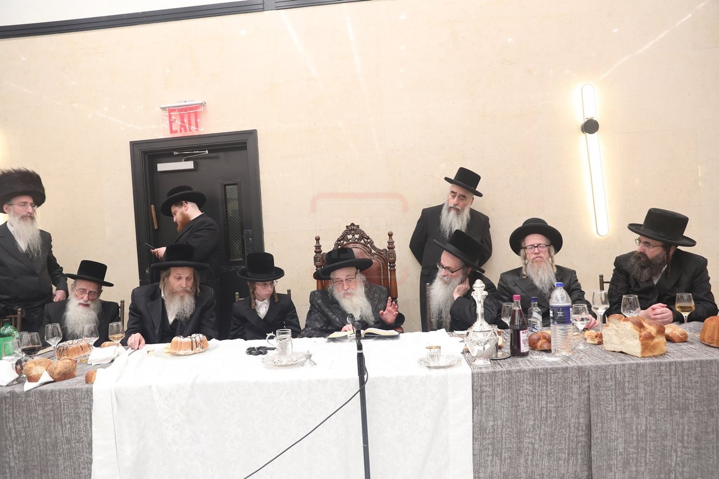 האדמו"ר מצאנז קלויזנבורג בשמחת הבר מצוה לנין אביו האדמו"ר זצ"ל