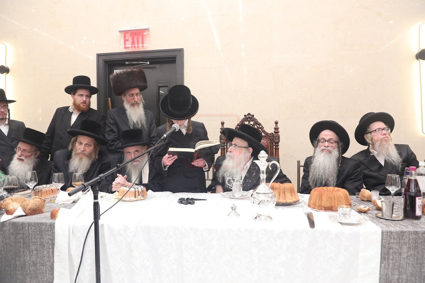 האדמו"ר מצאנז קלויזנבורג בשמחת הבר מצוה לנין אביו האדמו"ר זצ"ל