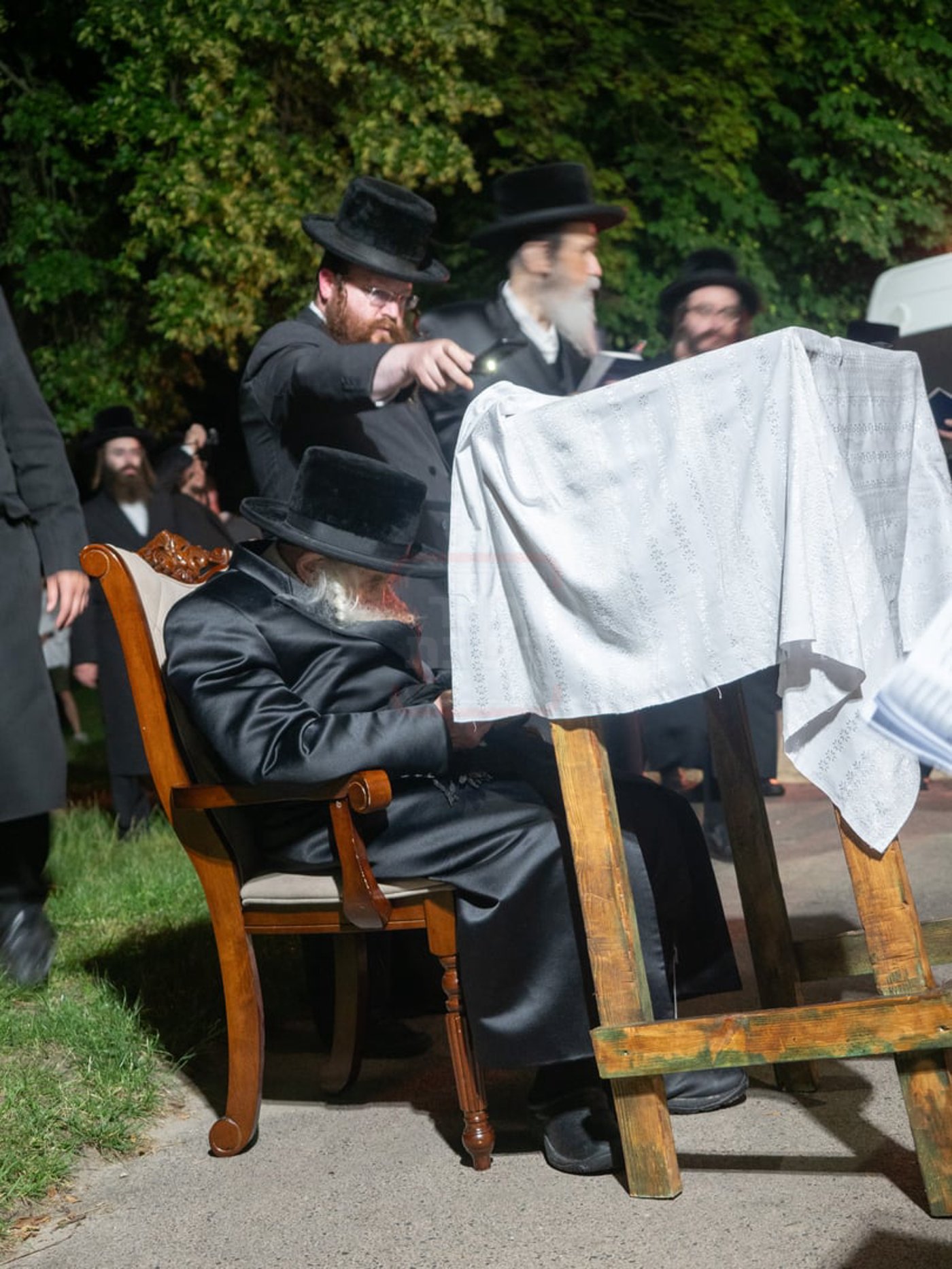 האדמו"ר מטשערנוביל בתפילה בציון הרה"ק ר' שלמה מקארלין זי"ע