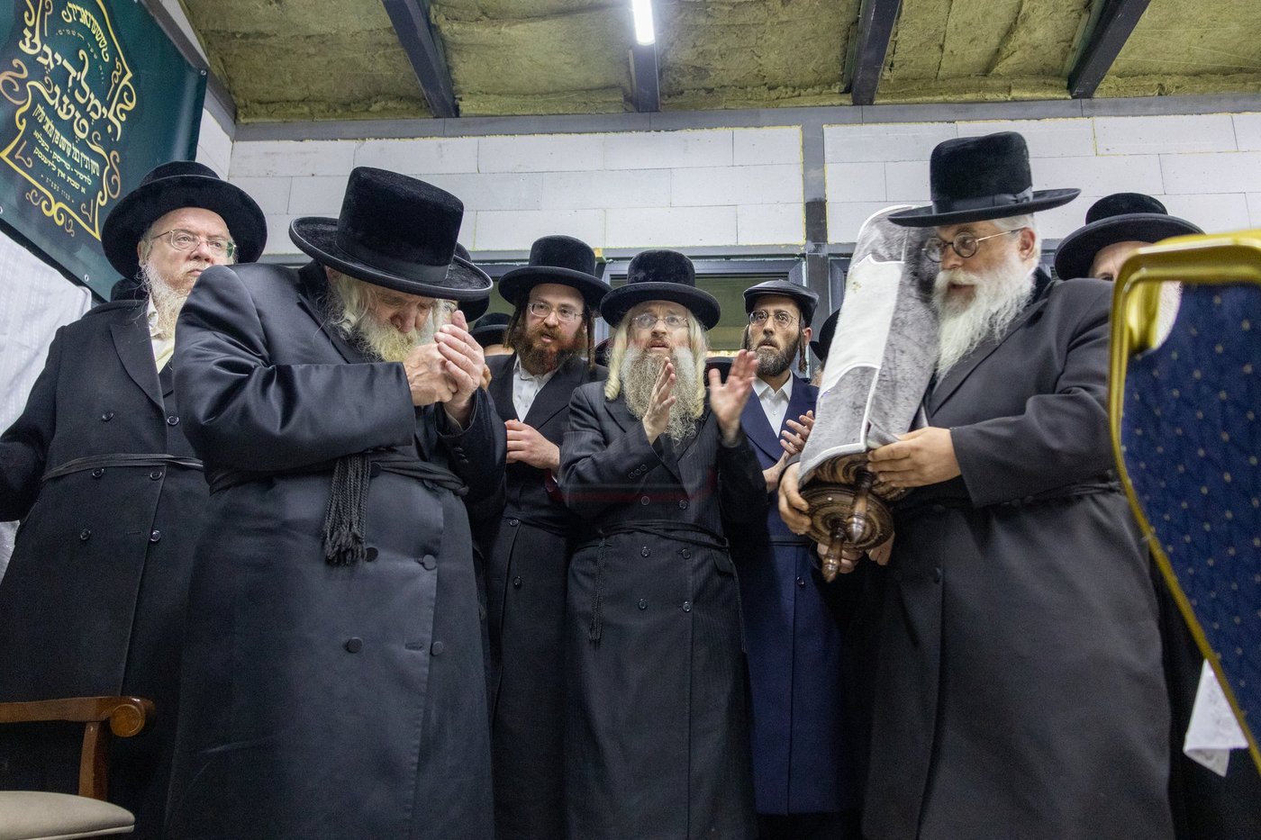 האדמו"ר מטשערנוביל בהכנסת ס"ת בעיירת לודמיר, אוקראינה