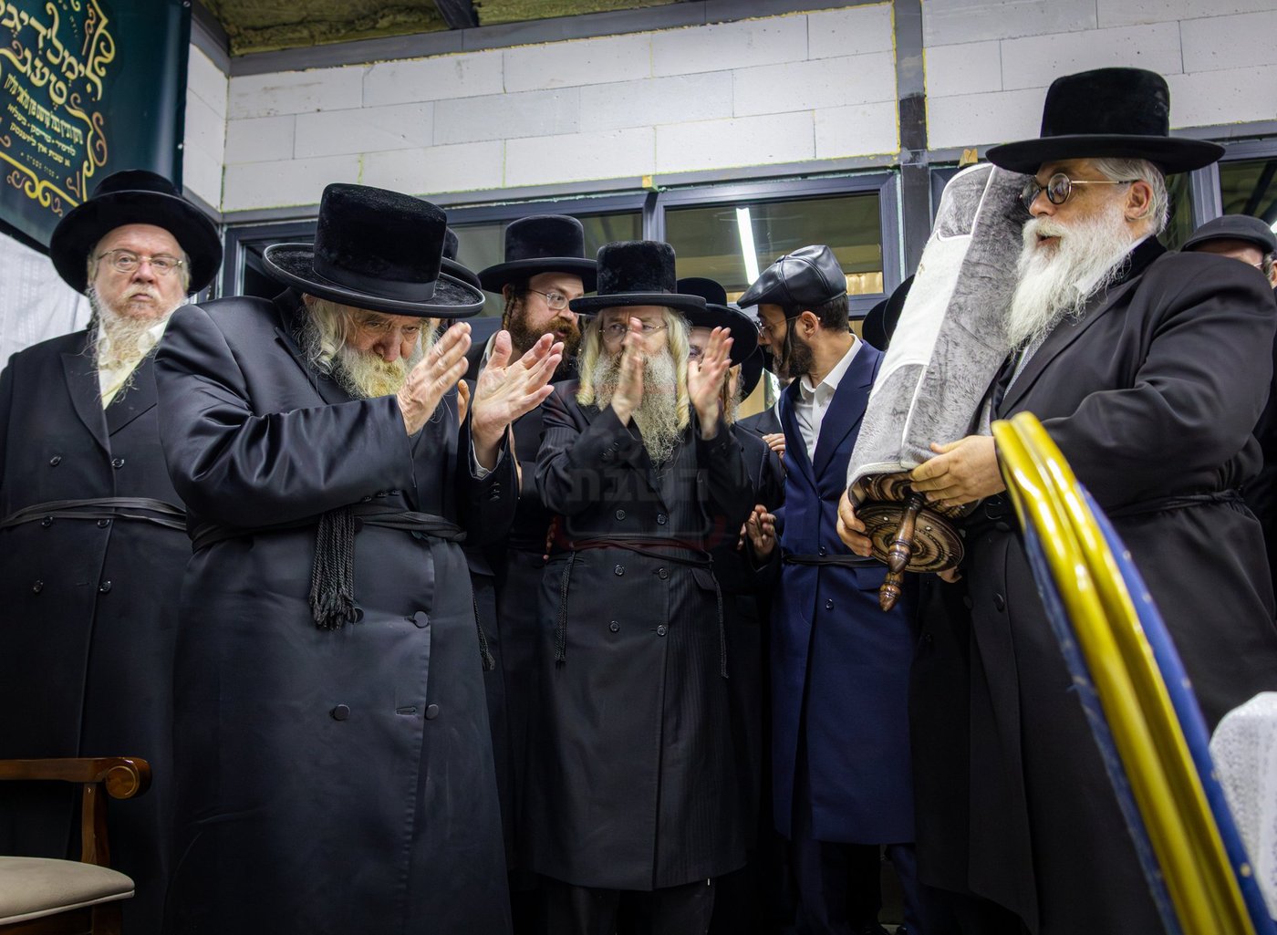 האדמו"ר מטשערנוביל בהכנסת ס"ת בעיירת לודמיר, אוקראינה