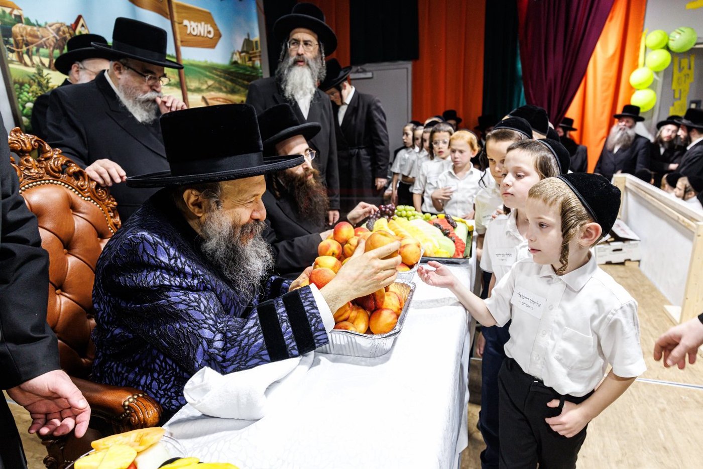 האדמו"ר מבאבוב 45 בביקור ב'דעי קעמפ'