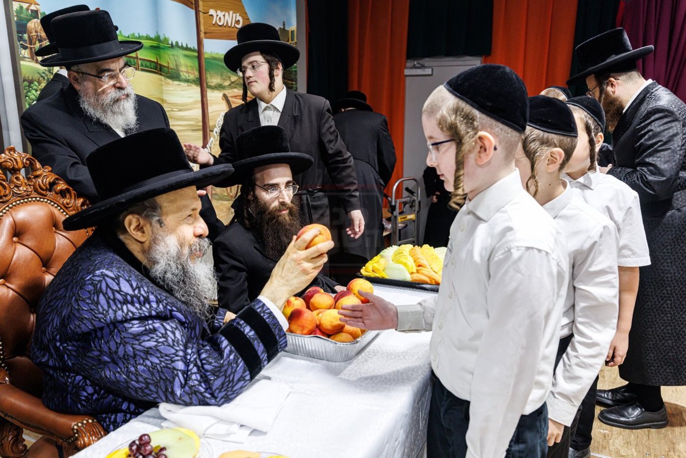 האדמו"ר מבאבוב 45 בביקור ב'דעי קעמפ'