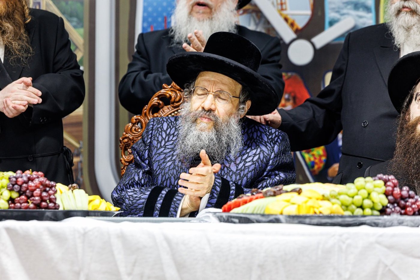 האדמו"ר מבאבוב 45 בביקור ב'דעי קעמפ'
