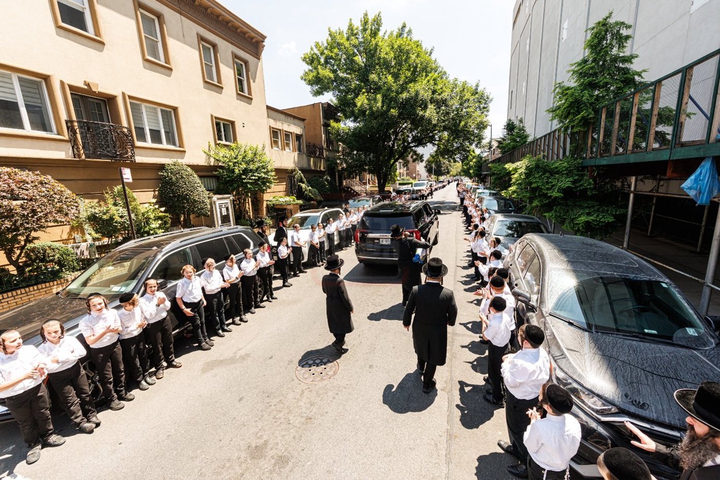 האדמו"ר מבאבוב 45 בביקור ב'דעי קעמפ'