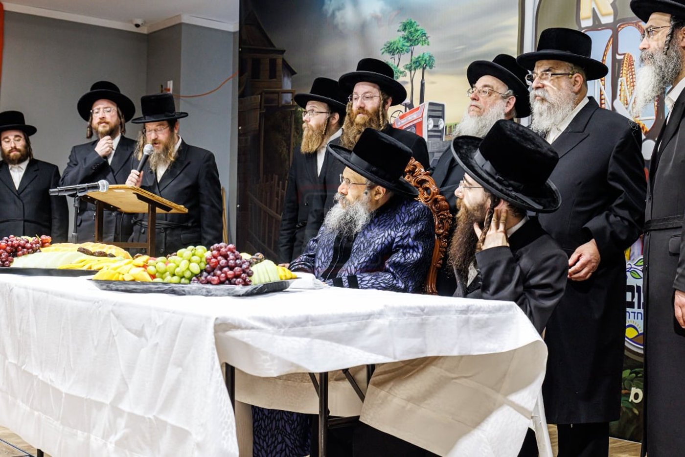 האדמו"ר מבאבוב 45 בביקור ב'דעי קעמפ'