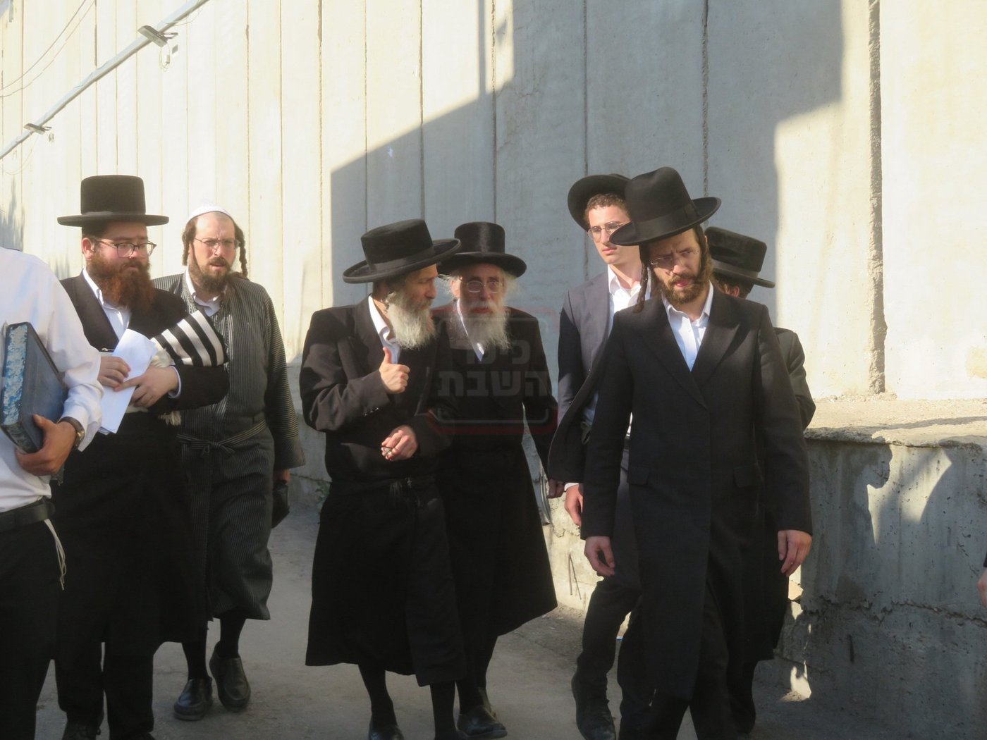 הגה"צ רבי אלימלך בידרמן באמירת תפילת יו"כ קטן בקבר רחל
