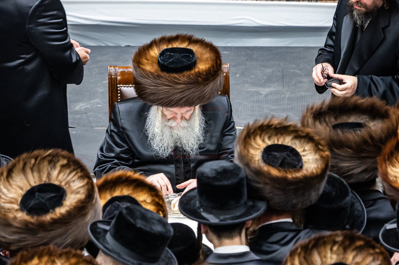 האדמו"ר מבאבוב בלימוד ספרי חסידות בערב שבת