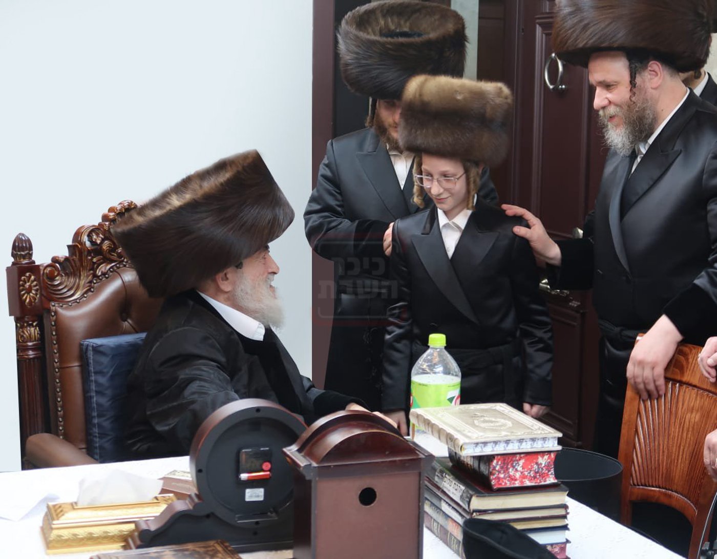 האדמו"ר מויז'ניץ חובש את הקולפיק על ראש נכדו