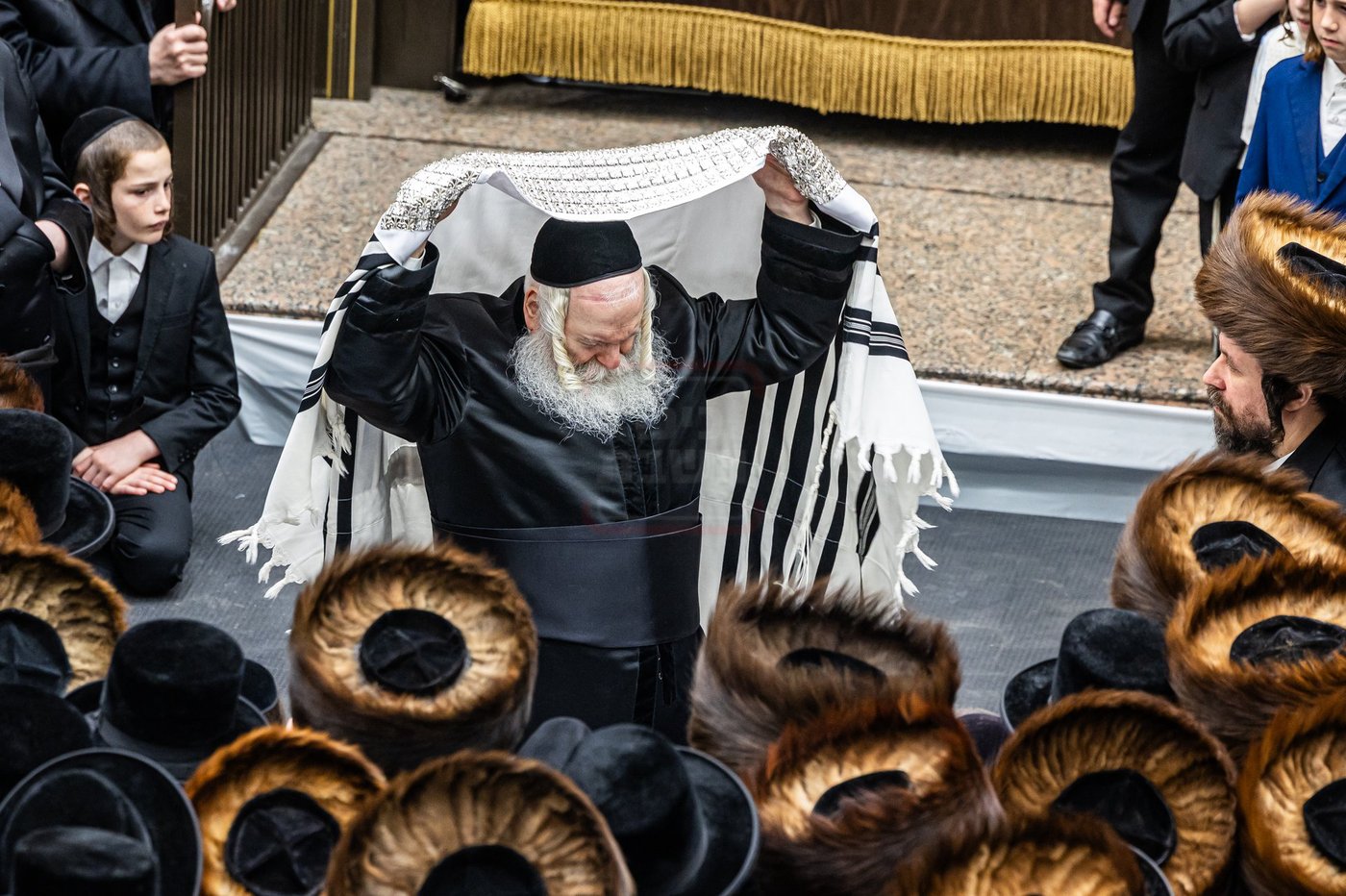 האדמו"ר מבאבוב בעטיפת טלית