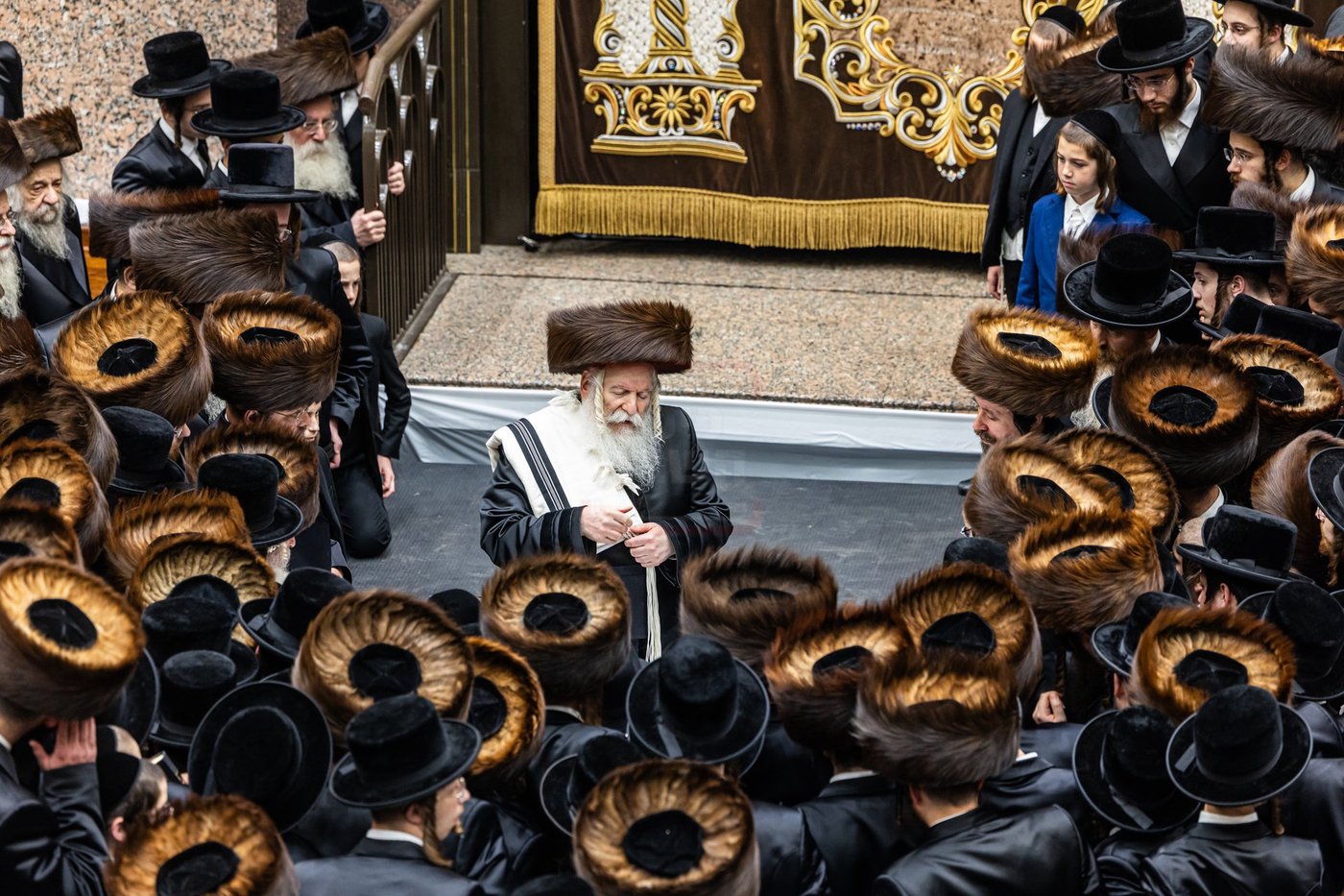 האדמו"ר מבאבוב בעטיפת טלית