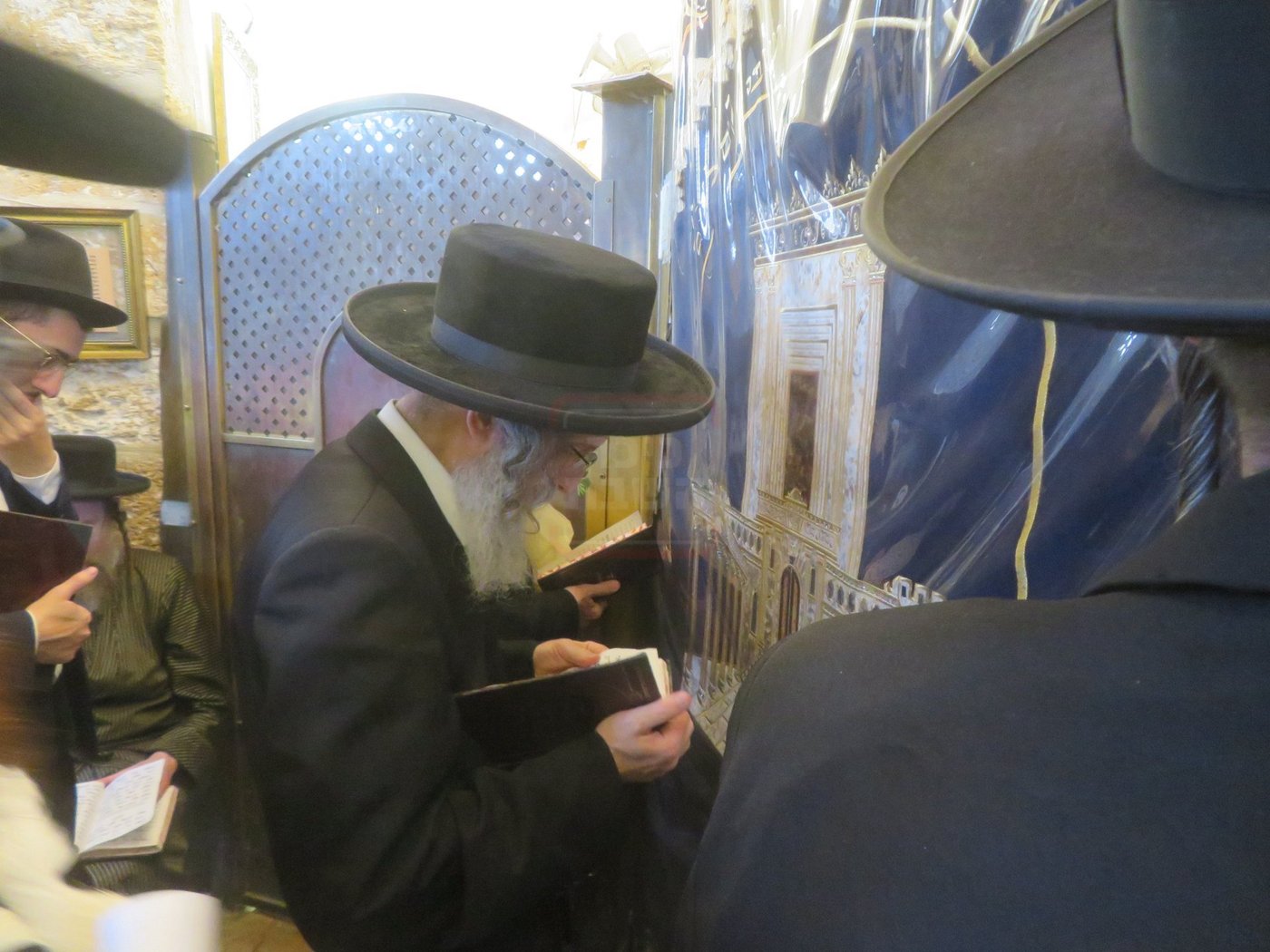 הגה"צ רבי אלימלך בידרמן באמירת תפילת יו"כ קטן בקבר רחל