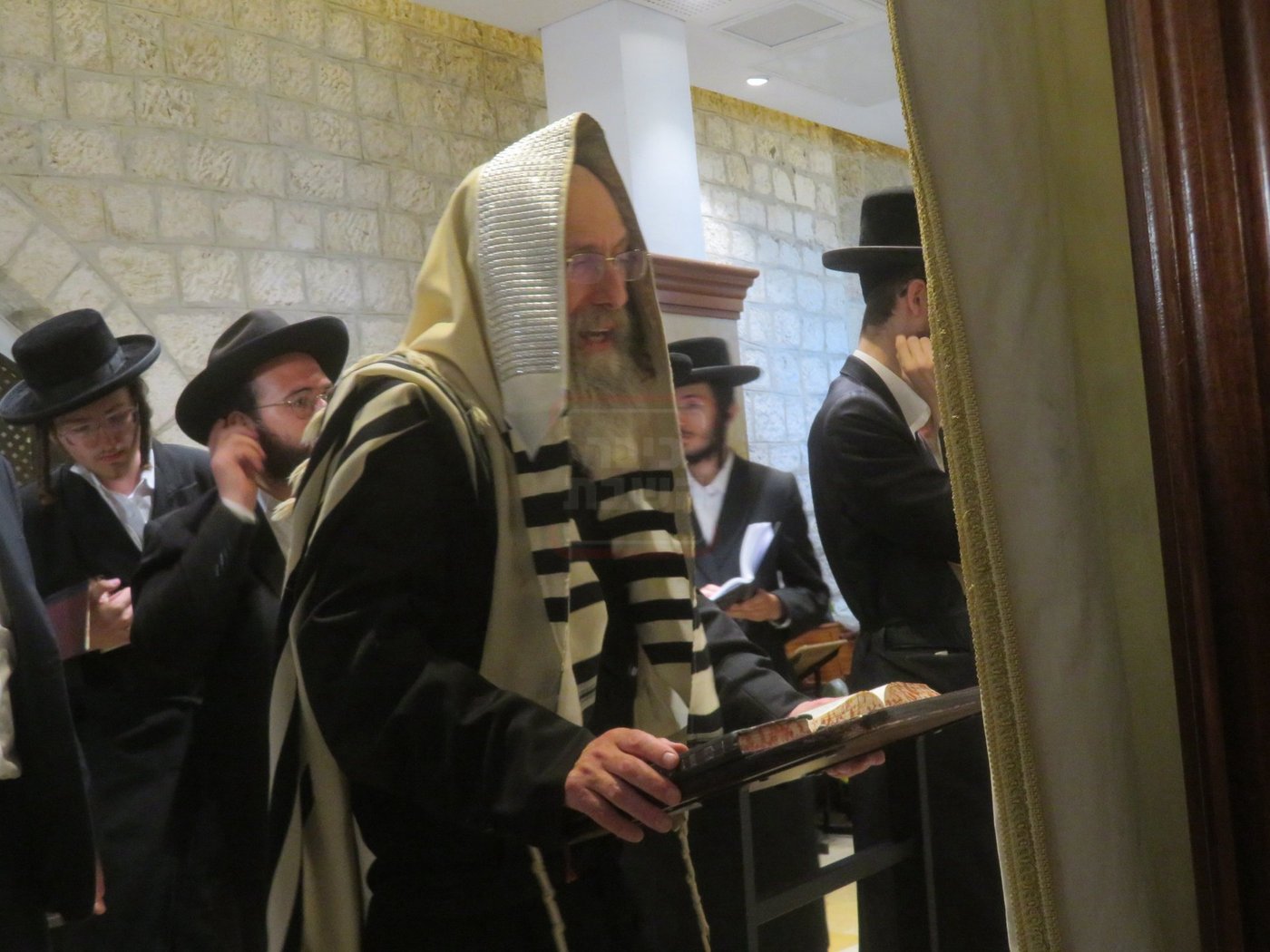 הגה"צ רבי אלימלך בידרמן באמירת תפילת יו"כ קטן בקבר רחל