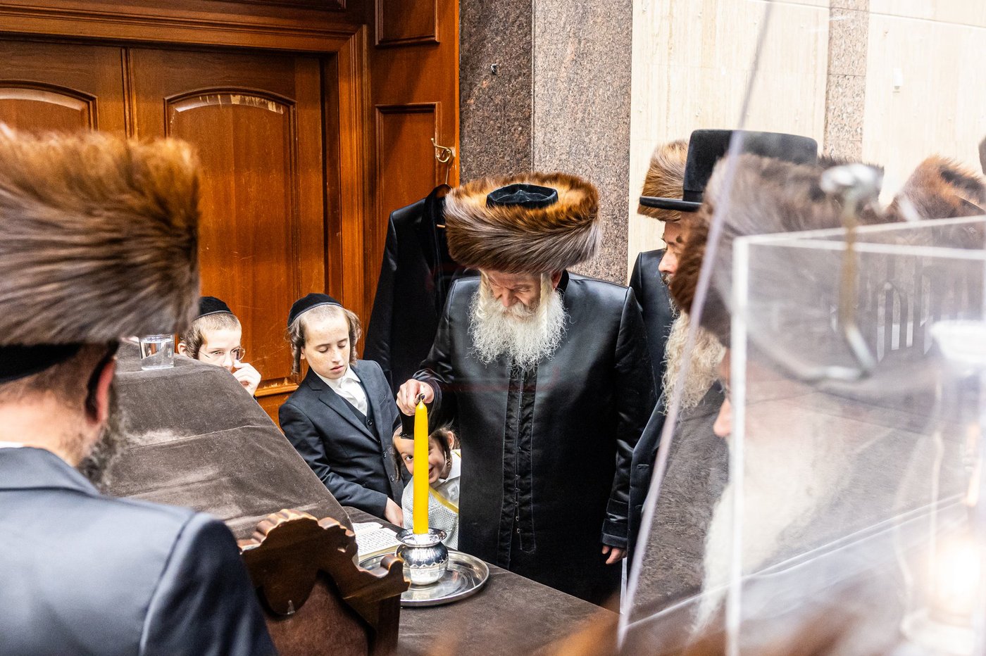 האדמו"ר מבאבוב מדליק נר נשמה בערב שבת