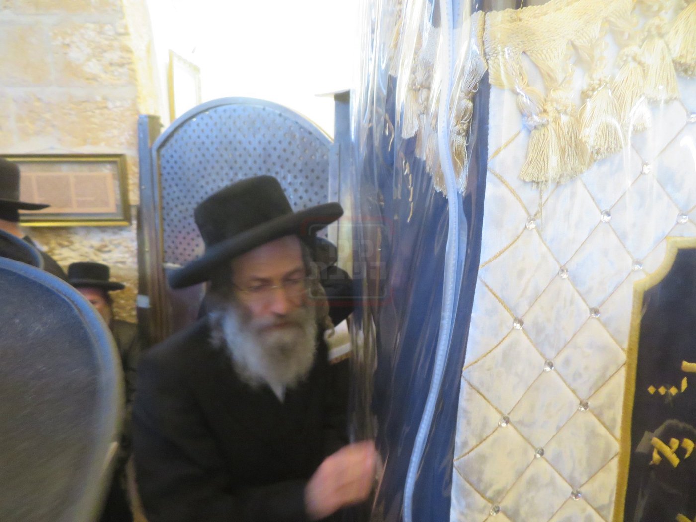 הגה"צ רבי אלימלך בידרמן באמירת תפילת יו"כ קטן בקבר רחל