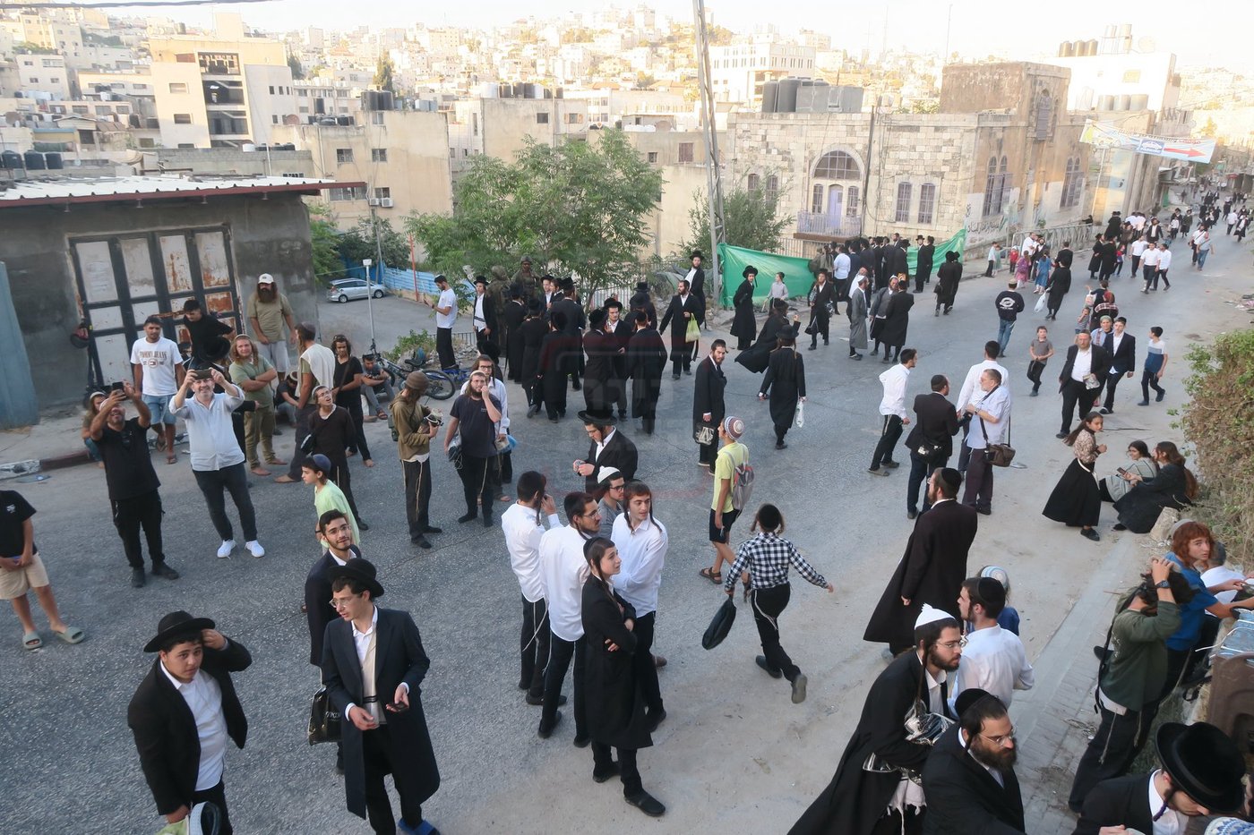כניסה לקבר עתניאל בן קנז בחברון הפלסטינית בט' באב