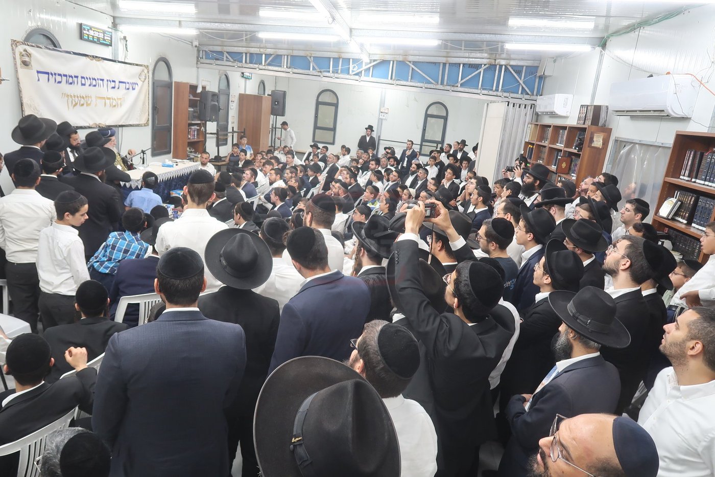 הראשל"צ הגר"י יוסף במעמד פתיחת 'ישיבת בין הזמנים' בשיכון ו' בב"ב