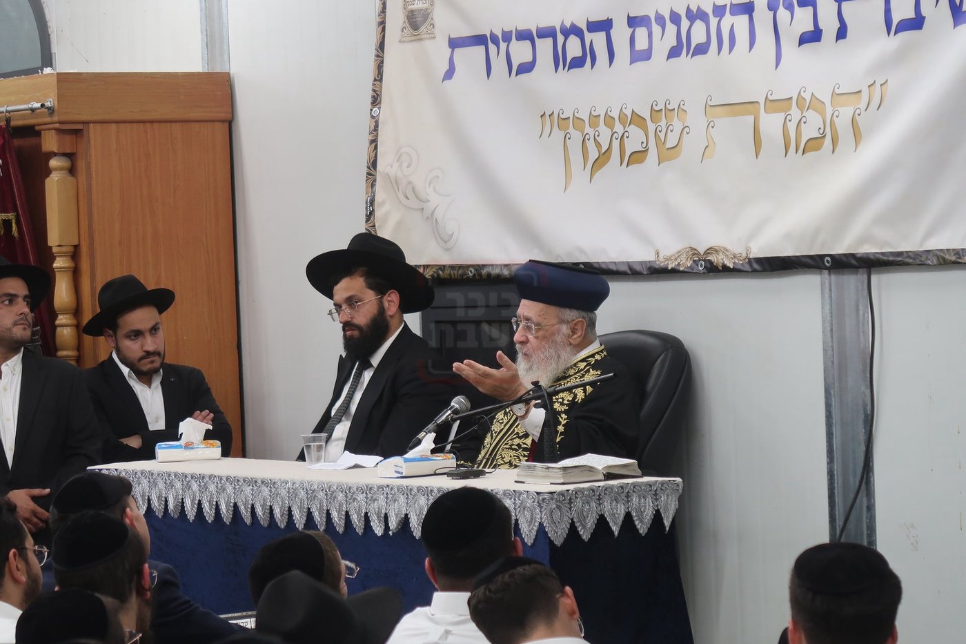 הראשל"צ הגר"י יוסף במעמד פתיחת 'ישיבת בין הזמנים' בשיכון ו' בב"ב
