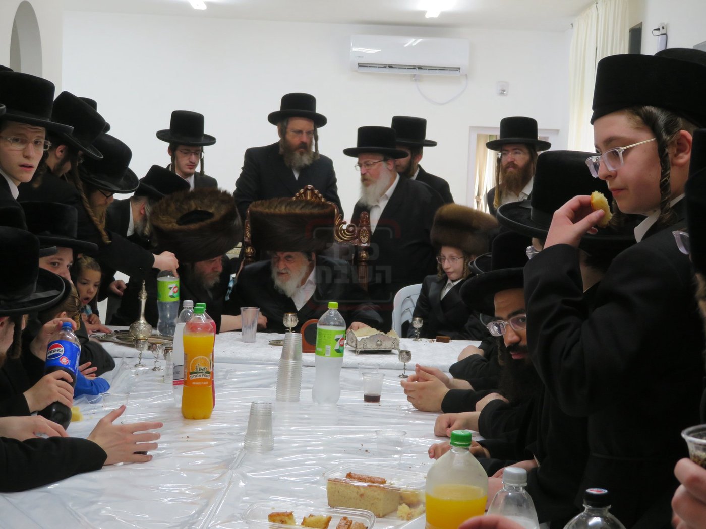 האדמו"ר מויז'ניץ בהנחת תפילין לנכדו משה יהושע הגר