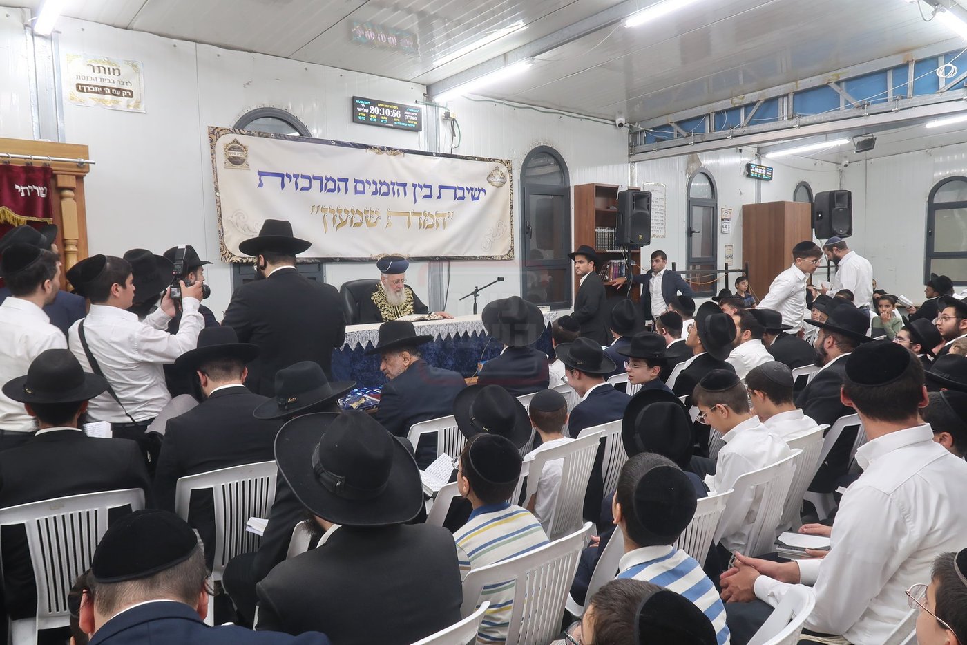 הראשל"צ הגר"י יוסף במעמד פתיחת 'ישיבת בין הזמנים' בשיכון ו' בב"ב