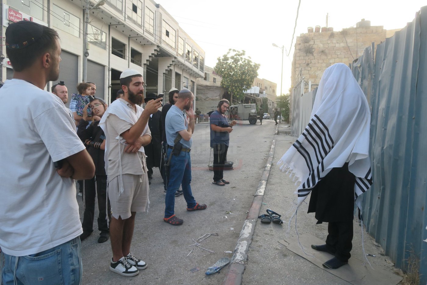 כניסה לקבר עתניאל בן קנז בחברון הפלסטינית בט' באב