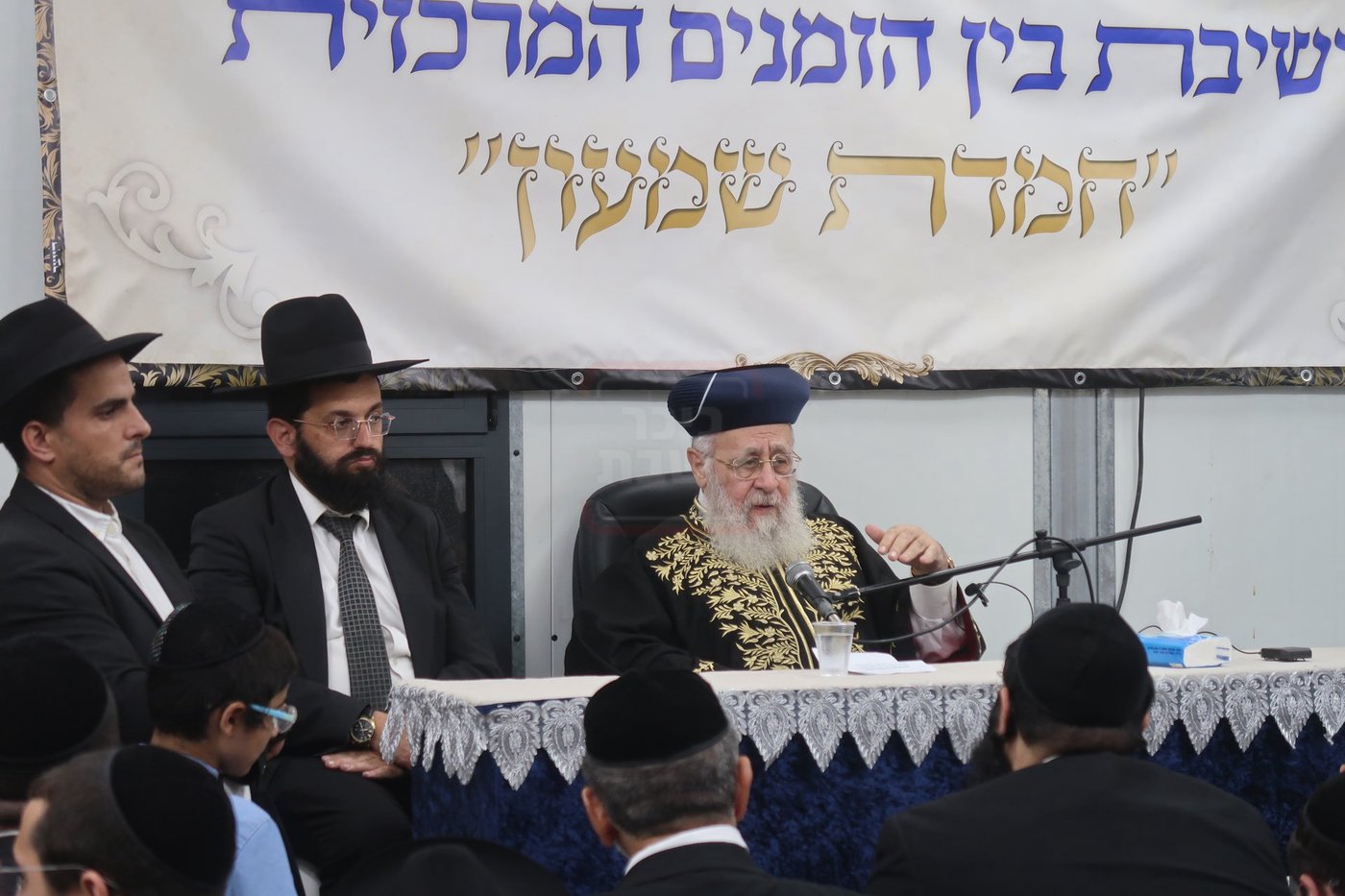 הראשל"צ הגר"י יוסף במעמד פתיחת 'ישיבת בין הזמנים' בשיכון ו' בב"ב