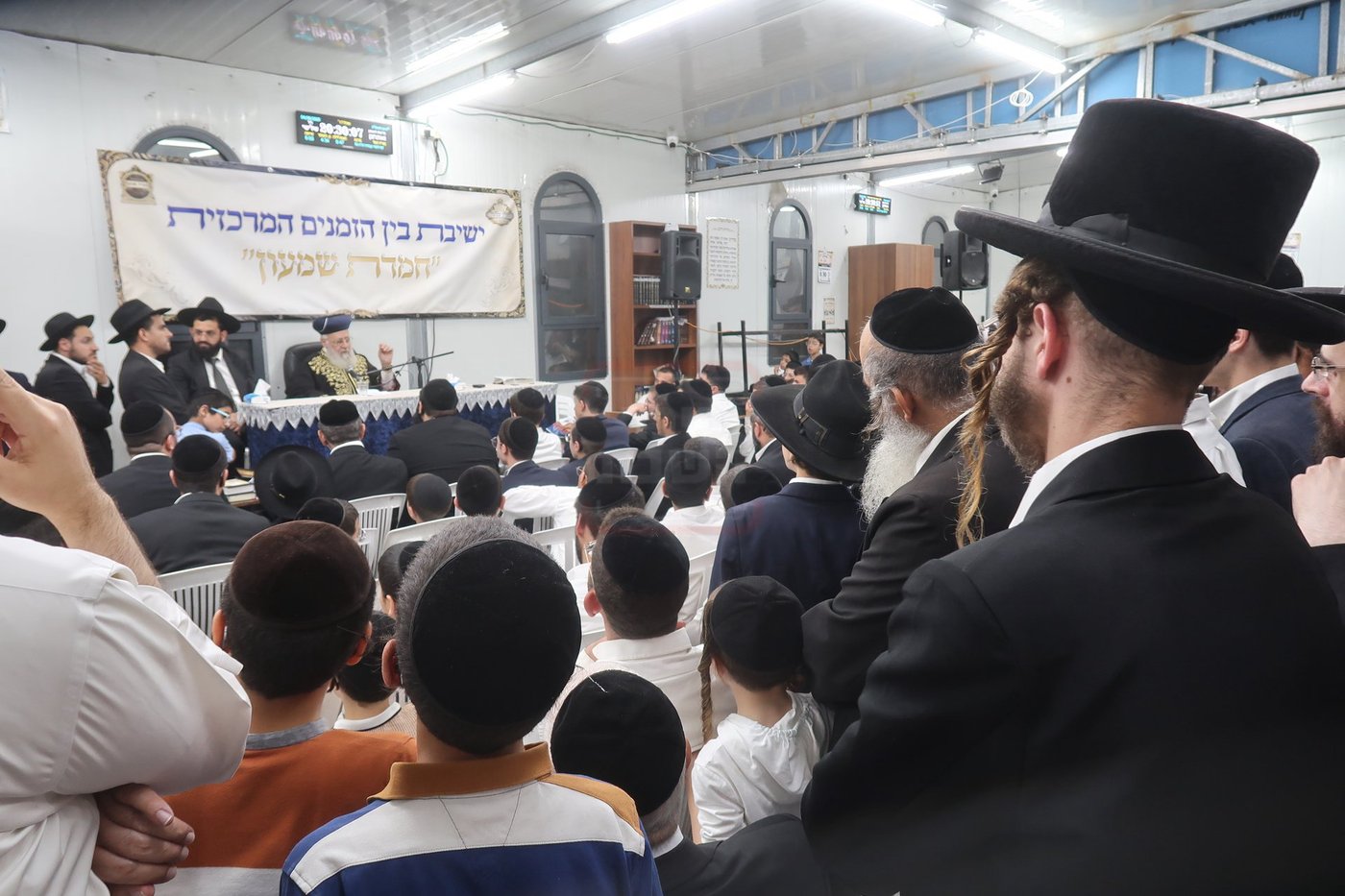 הראשל"צ הגר"י יוסף במעמד פתיחת 'ישיבת בין הזמנים' בשיכון ו' בב"ב