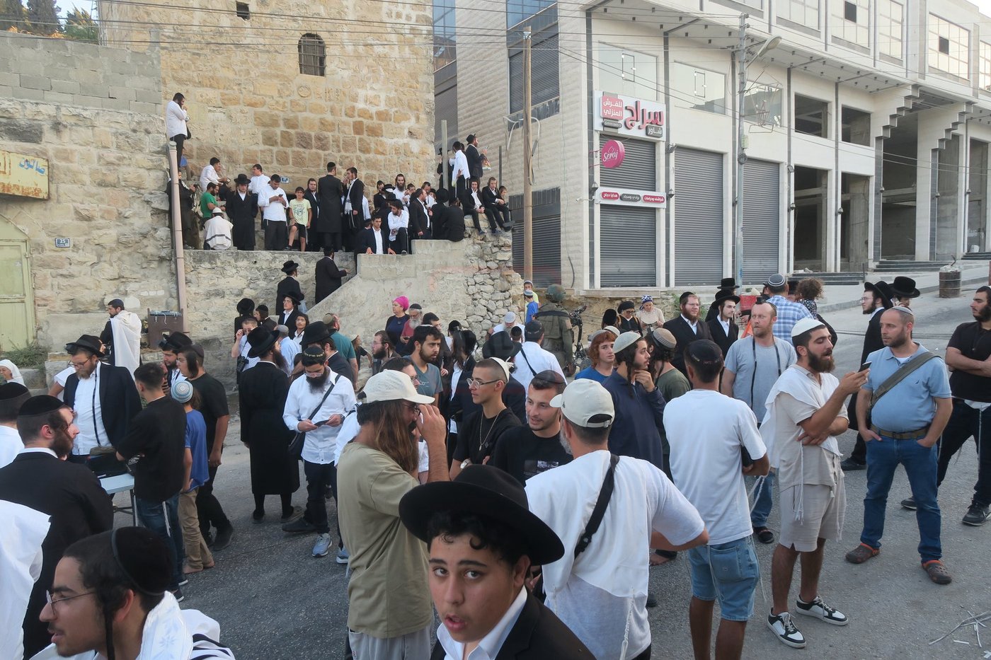 כניסה לקבר עתניאל בן קנז בחברון הפלסטינית בט' באב
