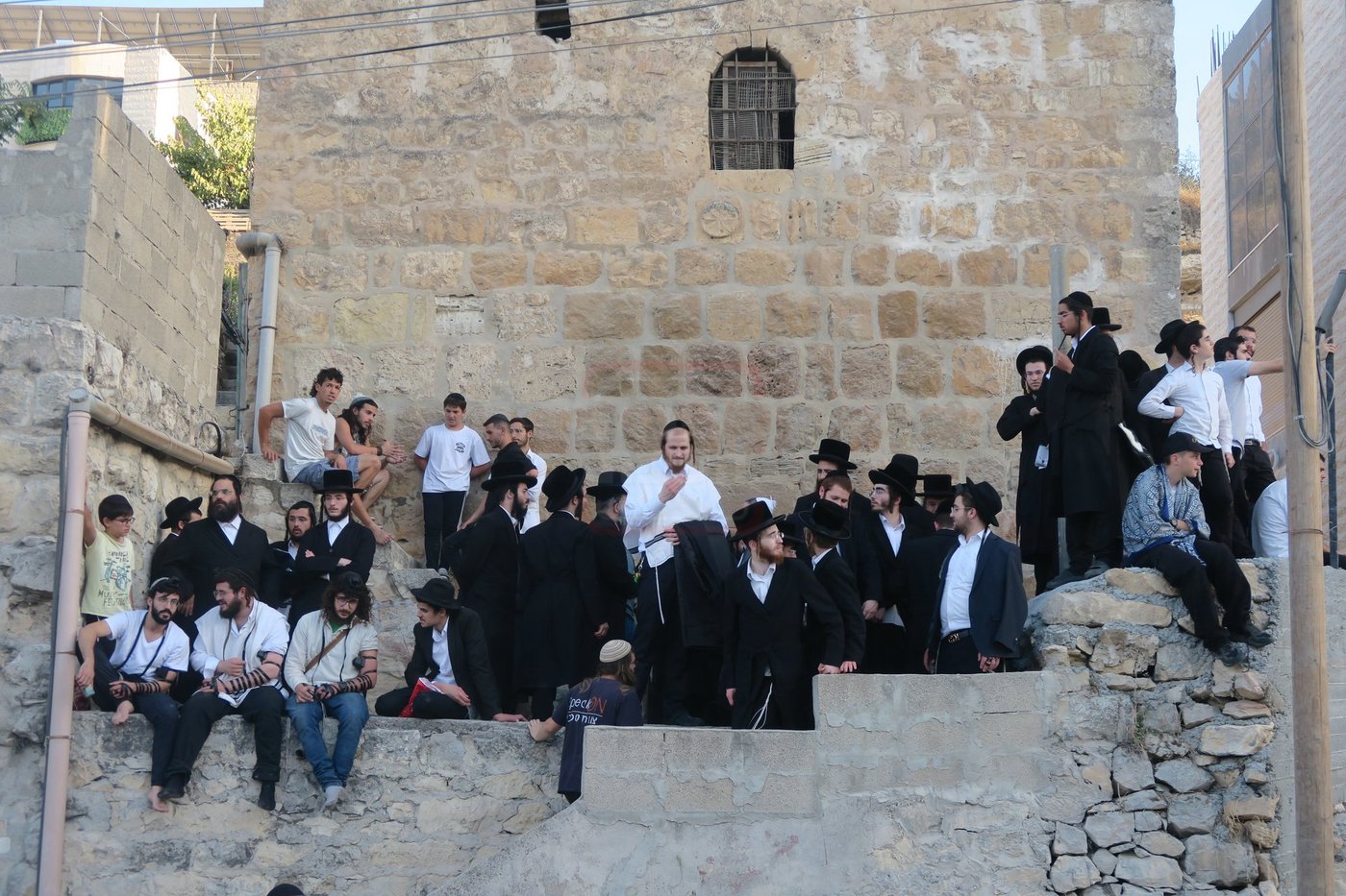 כניסה לקבר עתניאל בן קנז בחברון הפלסטינית בט' באב