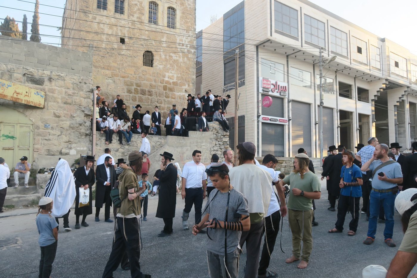 כניסה לקבר עתניאל בן קנז בחברון הפלסטינית בט' באב