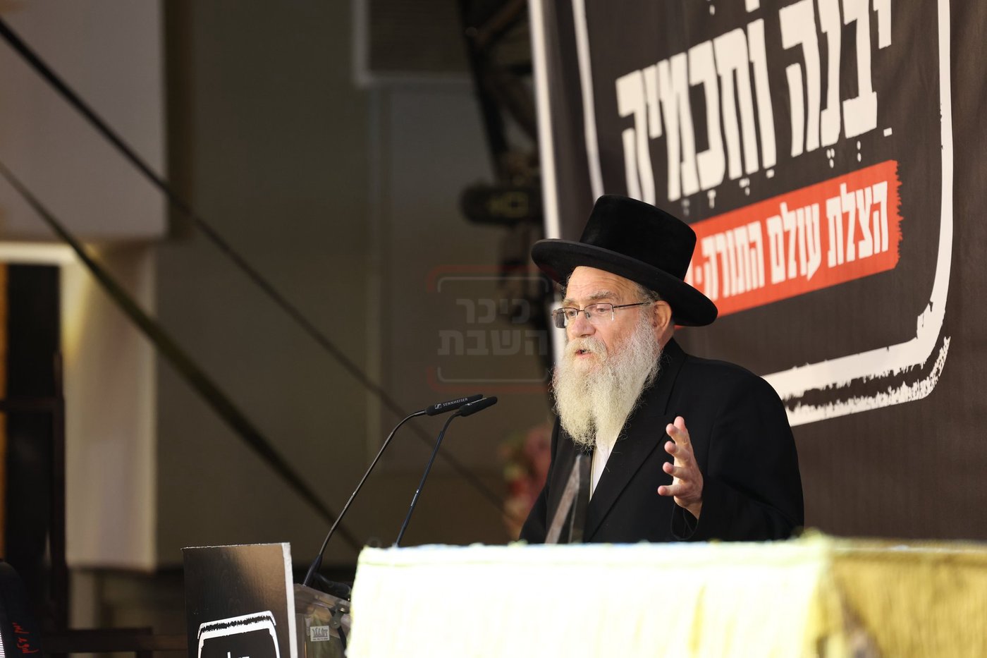 הדיין הגאון רבי ישראל מילר נואם בכינוס חסידי ויז'ניץ במושב אורה