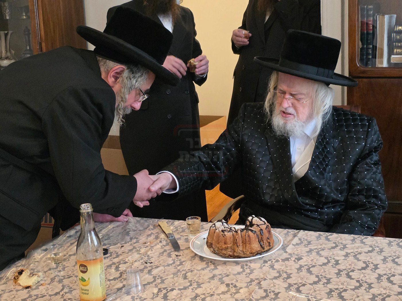 האדמו"ר ממונקאטש בקביעת מזוזה בבית הרה"ג חיים מיכל כהן