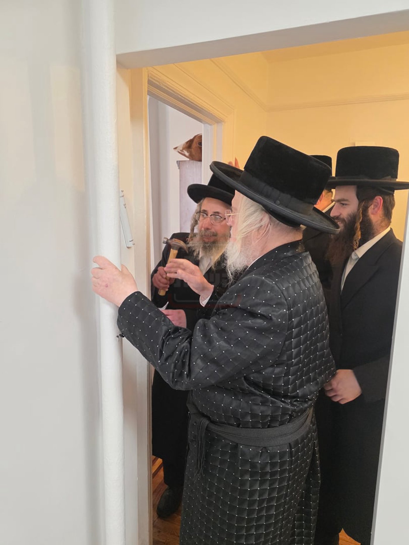 האדמו"ר ממונקאטש בקביעת מזוזה בבית הרה"ג חיים מיכל כהן