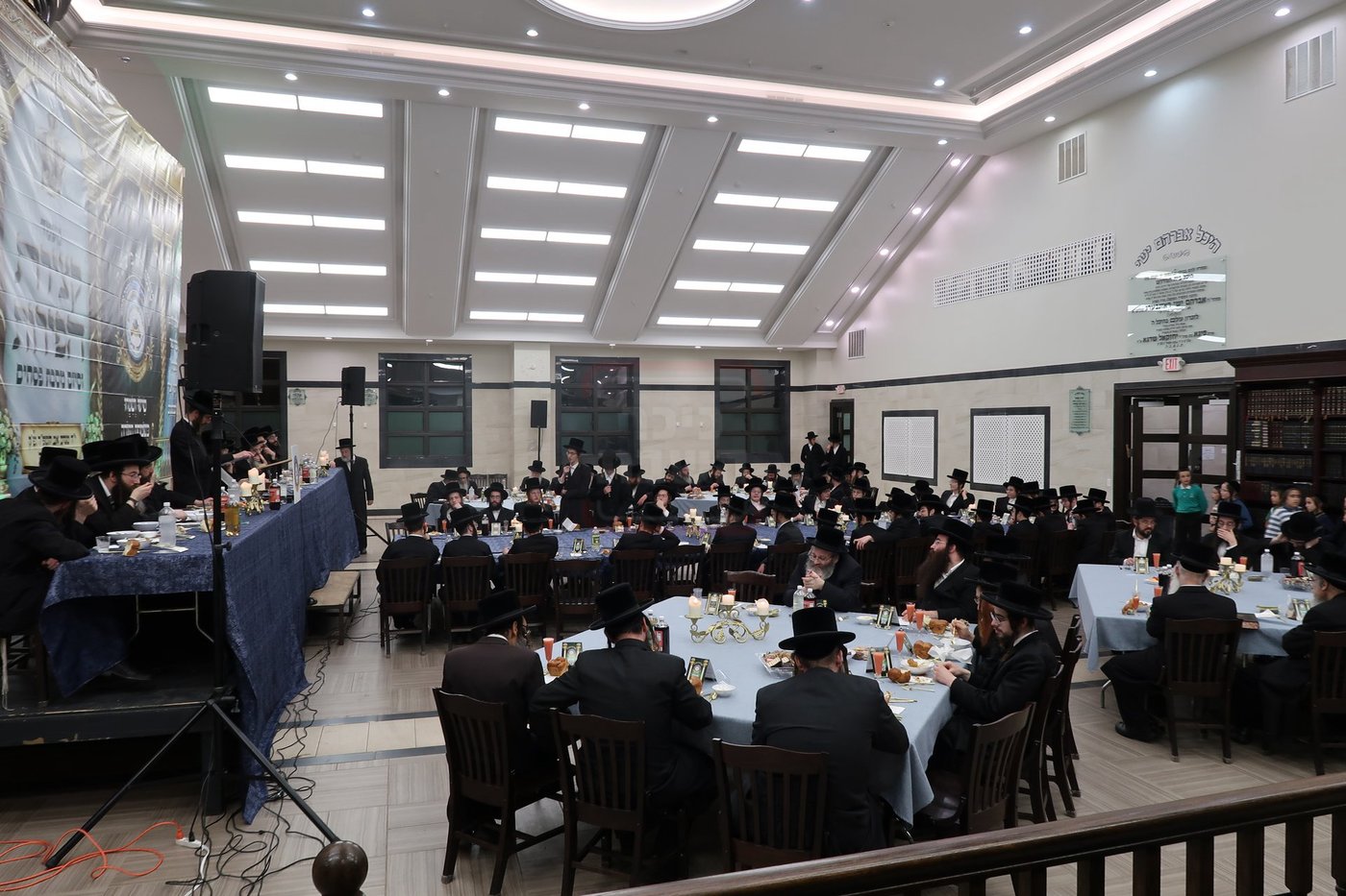 סיום מסכת פסחים בישיבת צאנז זוועהיל