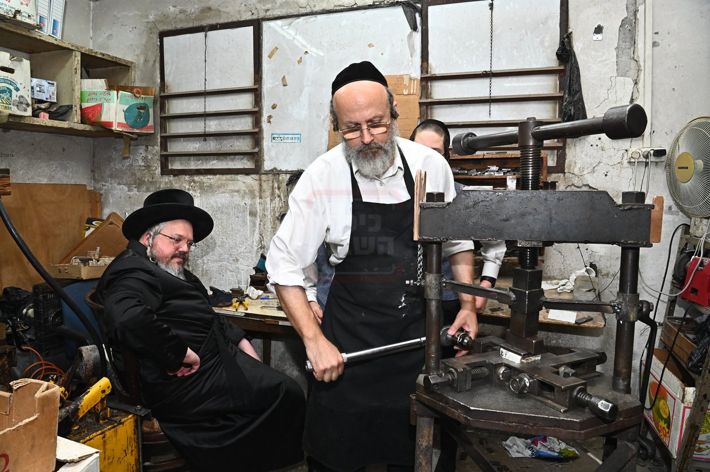הרה"צ רבי אהרן מרדכי רוקח בביקור במפעל תפילין בבני ברק