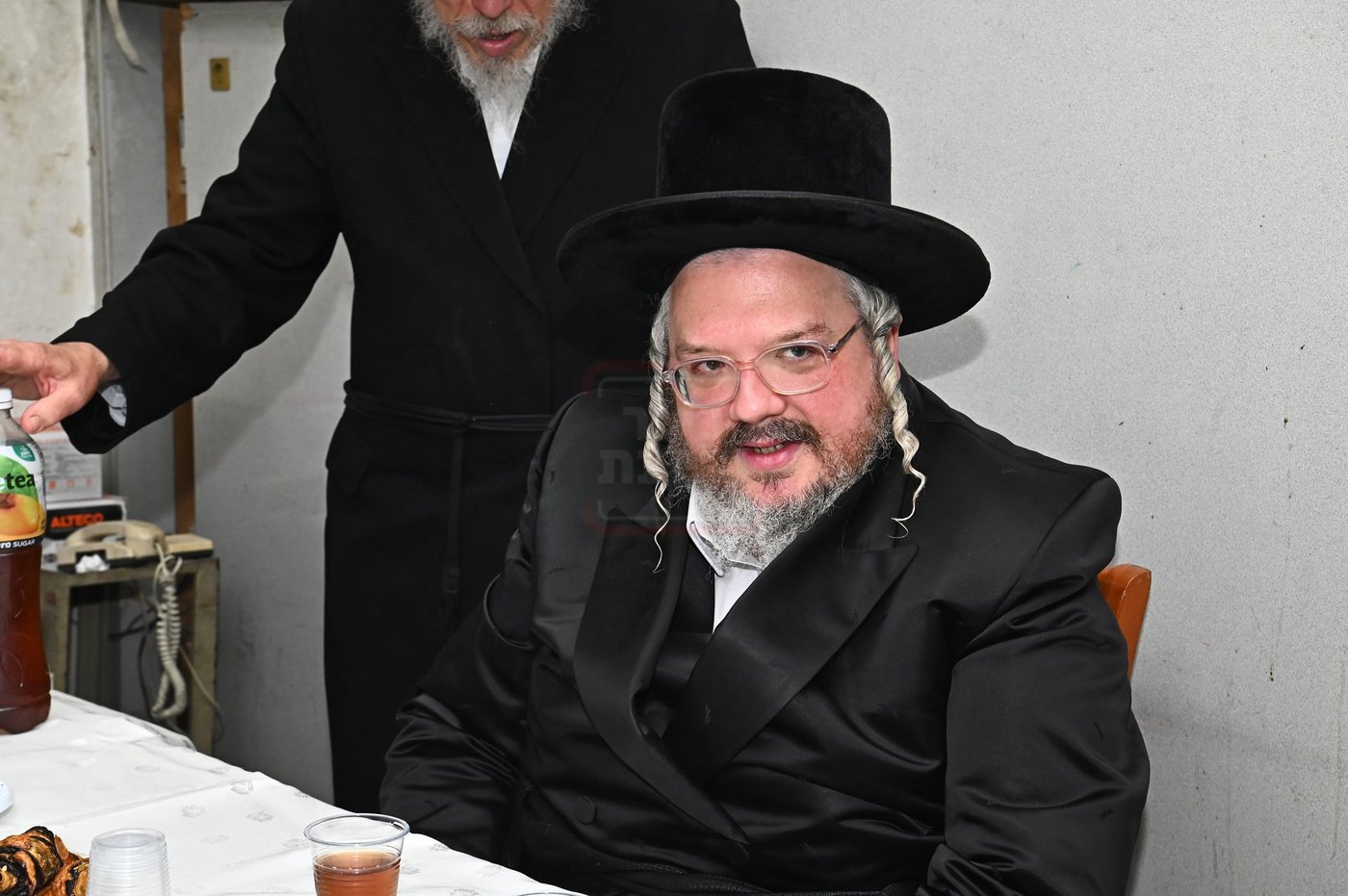 הרה"צ רבי אהרן מרדכי רוקח בביקור במפעל תפילין בבני ברק