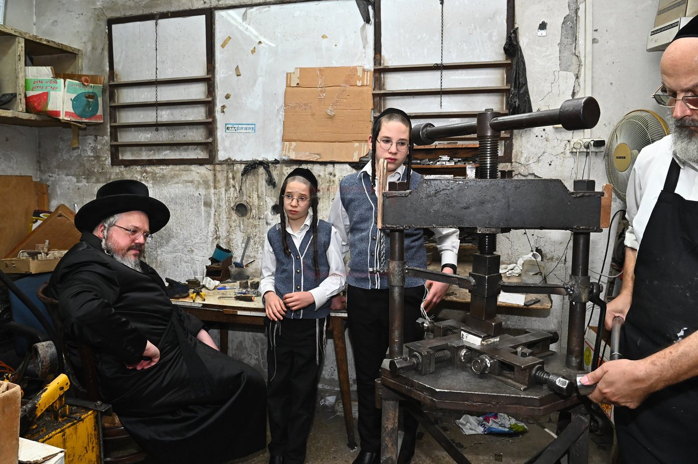 הרה"צ רבי אהרן מרדכי רוקח בביקור במפעל תפילין בבני ברק