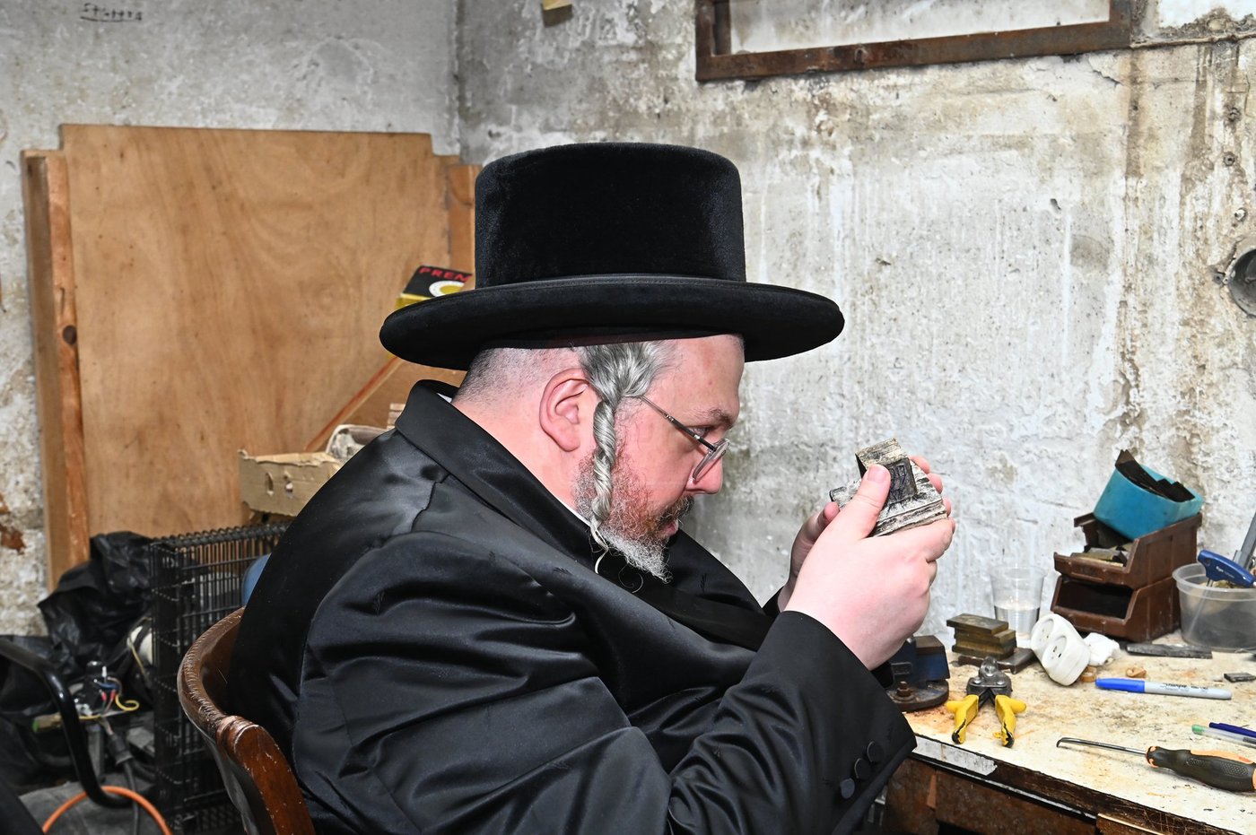 הרה"צ רבי אהרן מרדכי רוקח בביקור במפעל תפילין בבני ברק