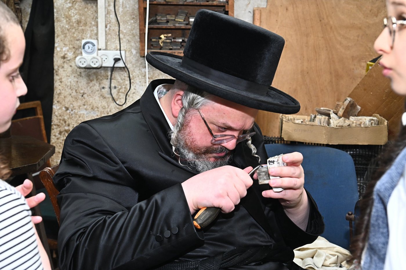 הרה"צ רבי אהרן מרדכי רוקח בביקור במפעל תפילין בבני ברק