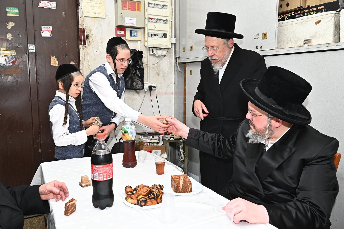 הרה"צ רבי אהרן מרדכי רוקח בביקור במפעל תפילין בבני ברק