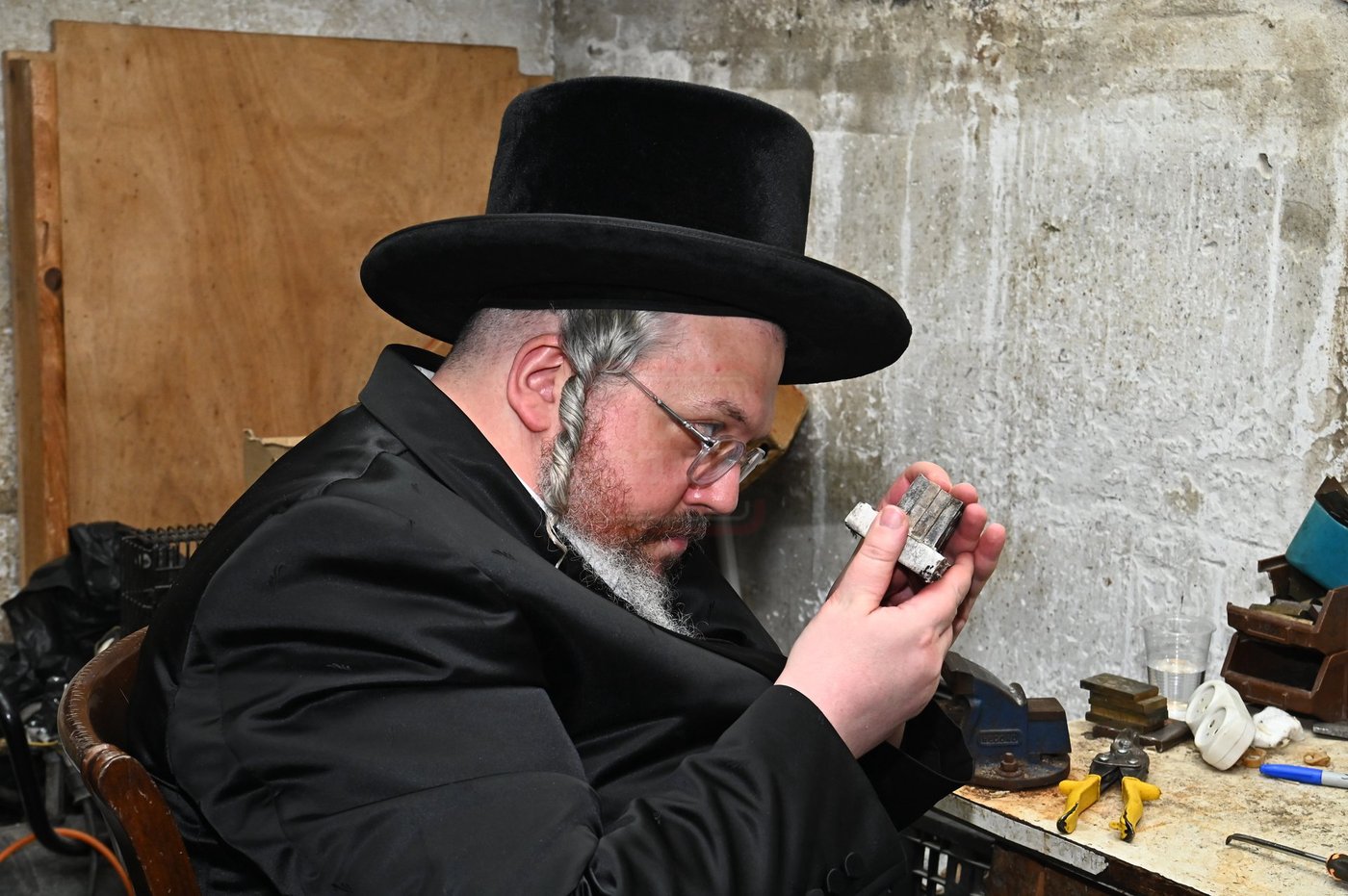 הרה"צ רבי אהרן מרדכי רוקח בביקור במפעל תפילין בבני ברק