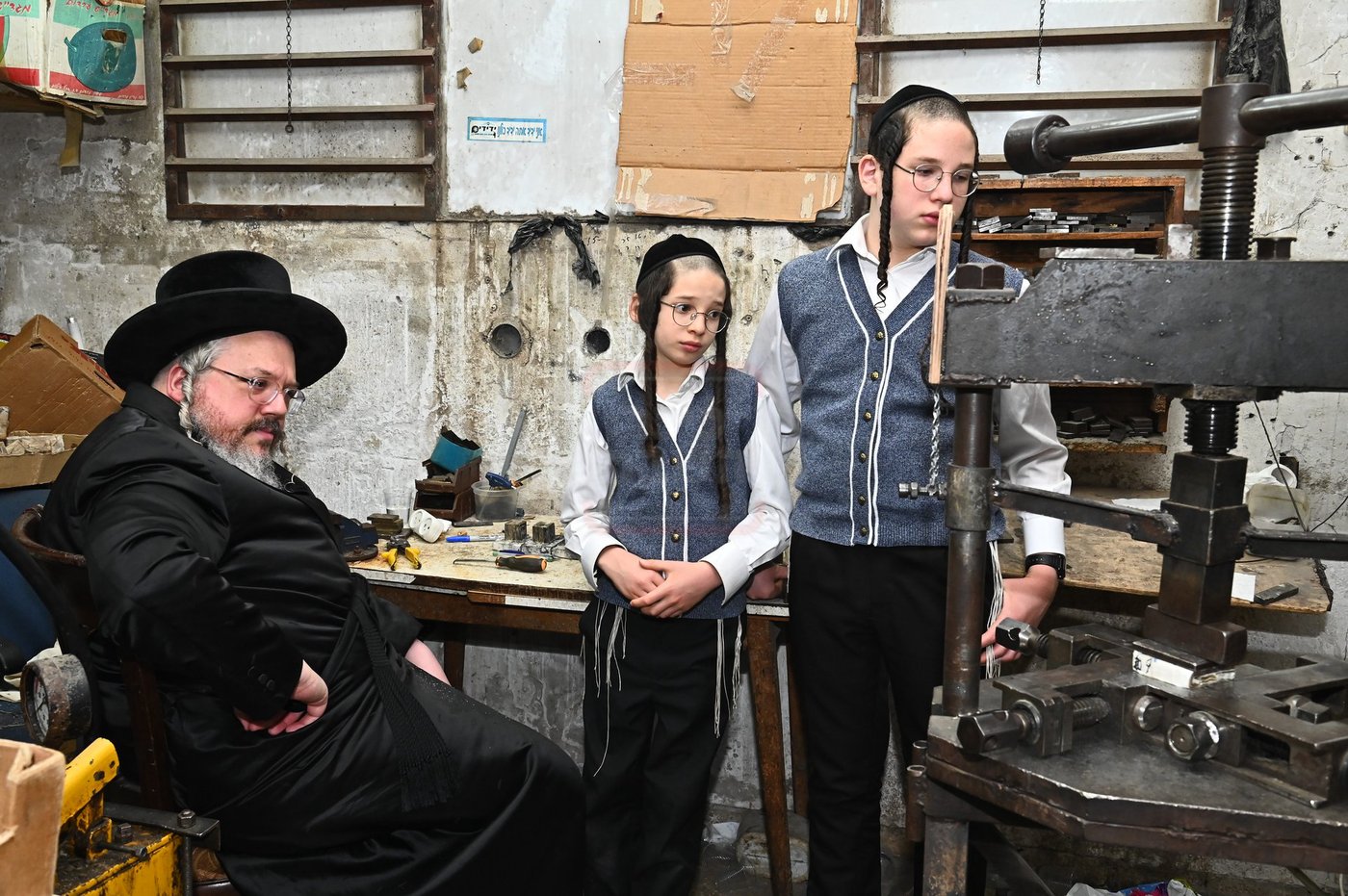 הרה"צ רבי אהרן מרדכי רוקח בביקור במפעל תפילין בבני ברק