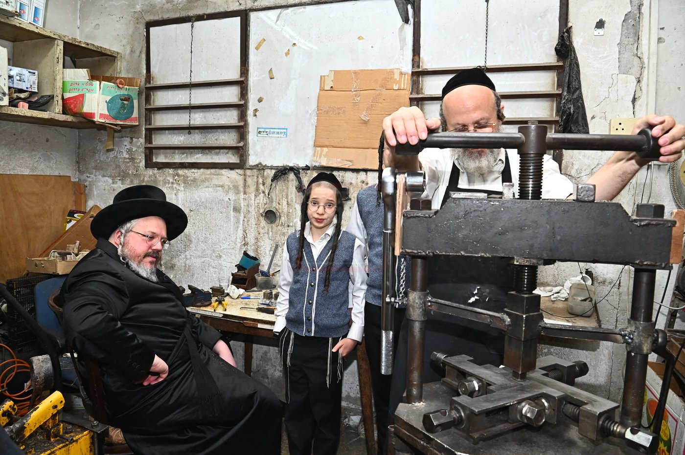 הרה"צ רבי אהרן מרדכי רוקח בביקור במפעל תפילין בבני ברק