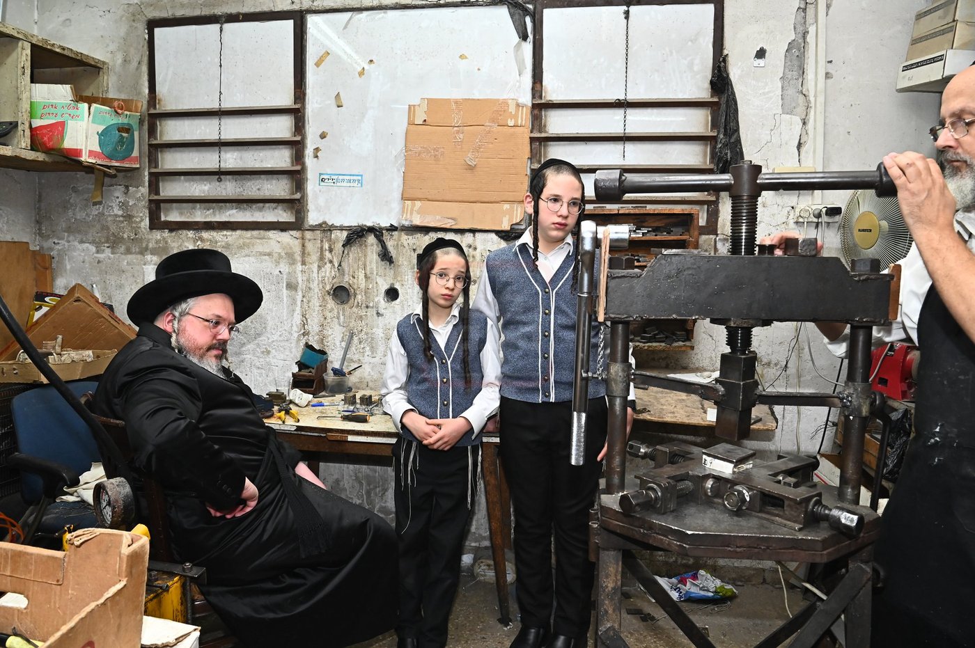 הרה"צ רבי אהרן מרדכי רוקח בביקור במפעל תפילין בבני ברק