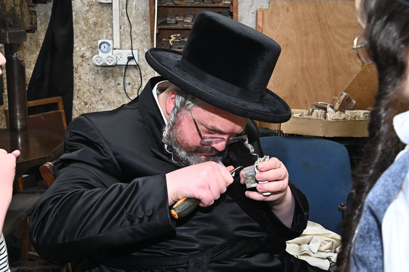 הרה"צ רבי אהרן מרדכי רוקח בביקור במפעל תפילין בבני ברק