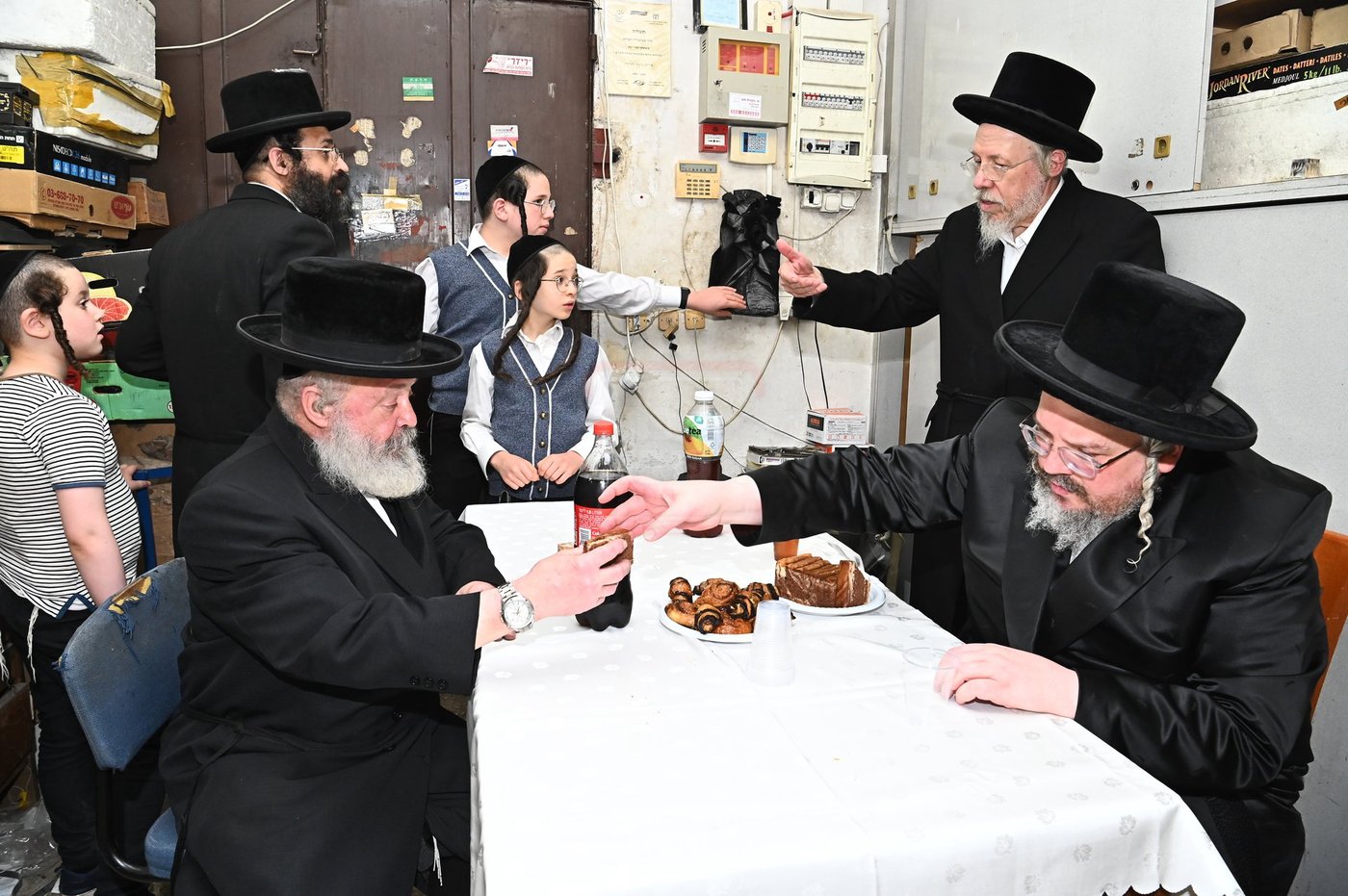 הרה"צ רבי אהרן מרדכי רוקח בביקור במפעל תפילין בבני ברק