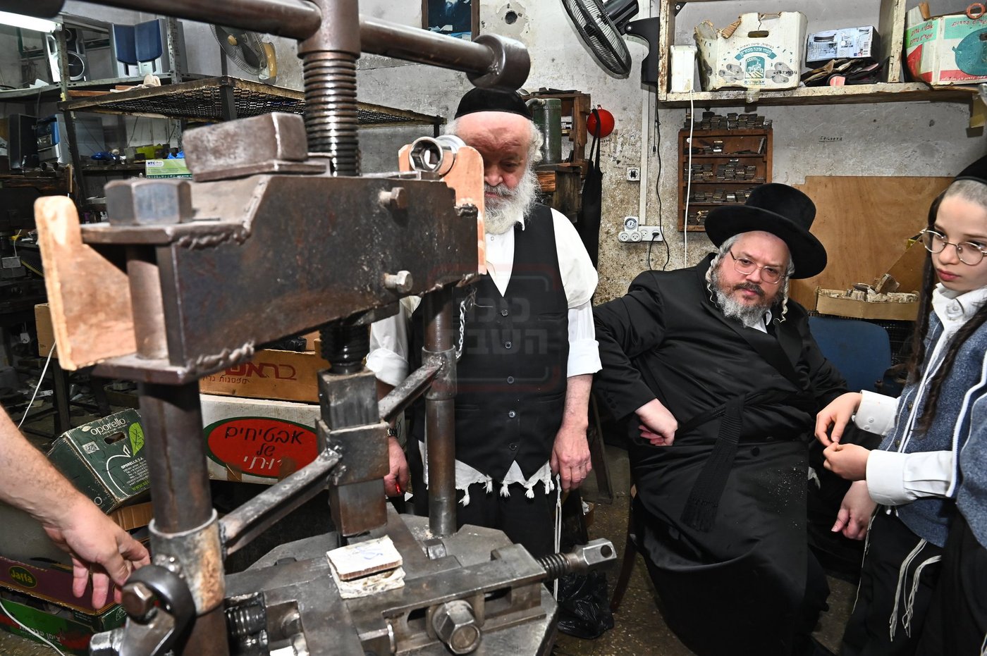 הרה"צ רבי אהרן מרדכי רוקח בביקור במפעל תפילין בבני ברק