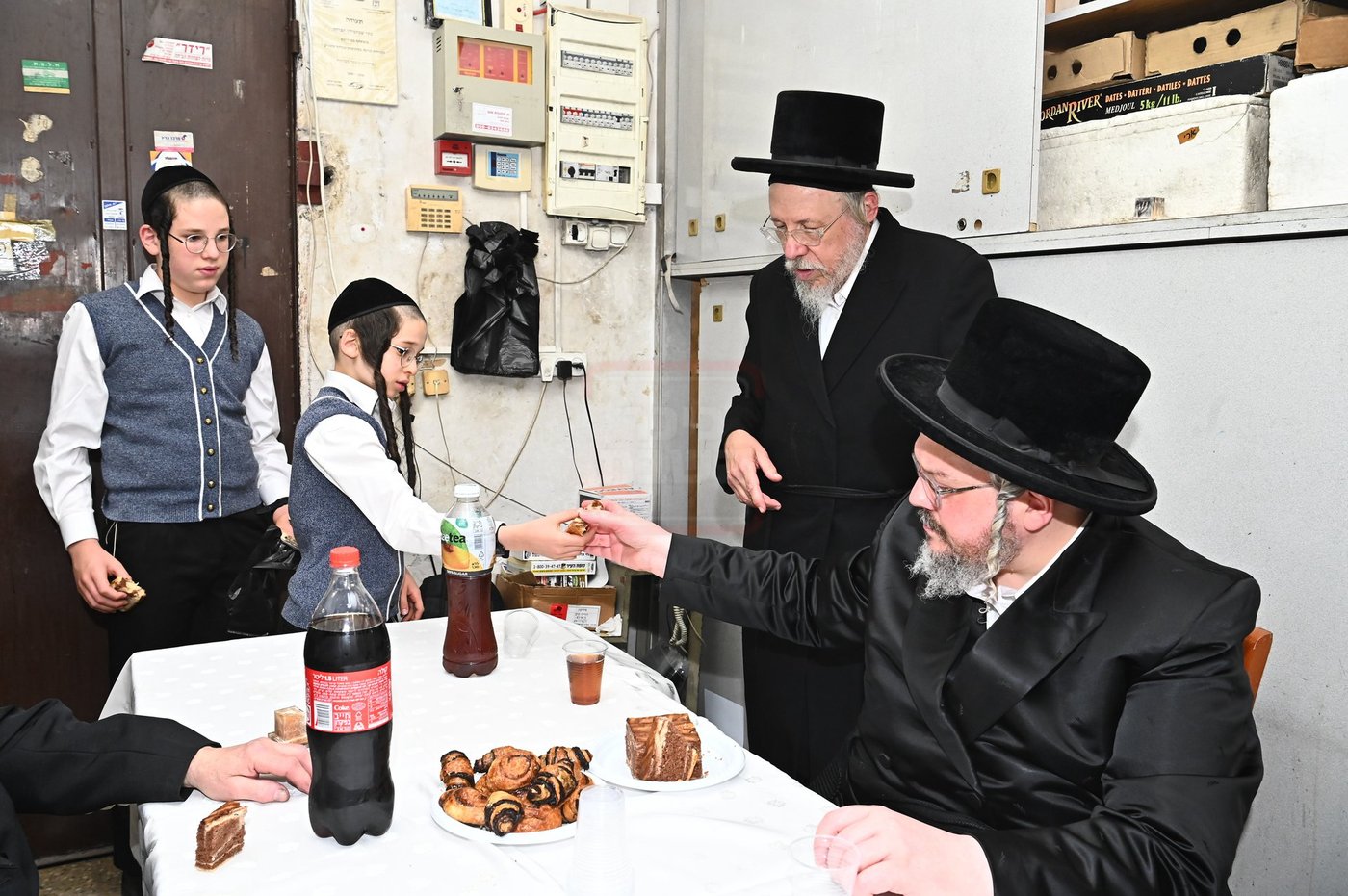 הרה"צ רבי אהרן מרדכי רוקח בביקור במפעל תפילין בבני ברק